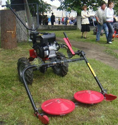 Új fűnyíró kerti fűrészgéphez